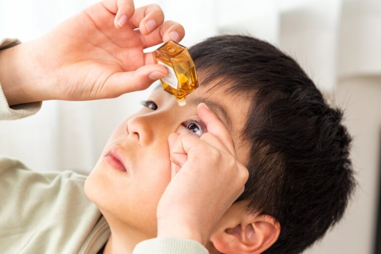 子どもの視力低下が気になったら｜近視のサインと早めの受診について
